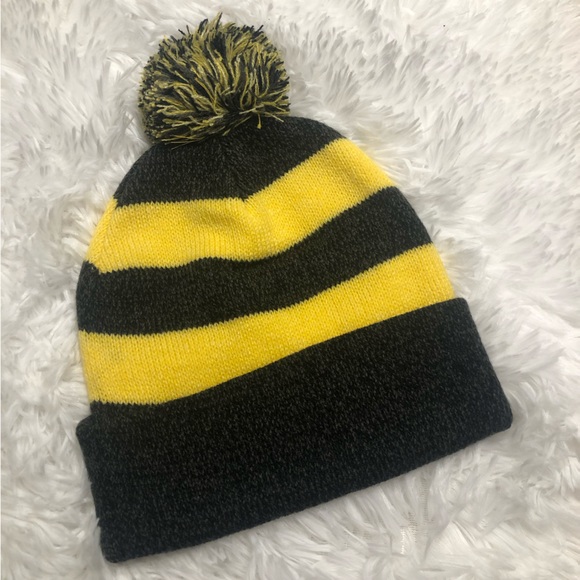 Harry Potter Wizarding World Hufflepuff Black & Yellow Beanie Winter Hat - Picture 2 of 3